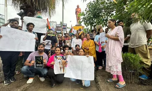 आवारा कुत्तों पर SC के आदेश के खिलाफ इंदौर के रीगल चौराहे पर विरोध प्रदर्शन