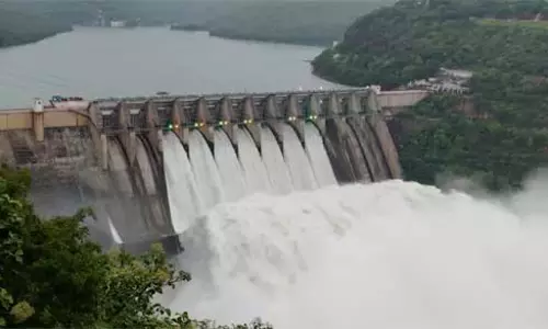 Andhra : श्रीशैलम जलाशय में भारी बाढ़ सात गेट खोले गए और पानी छोड़ा गया