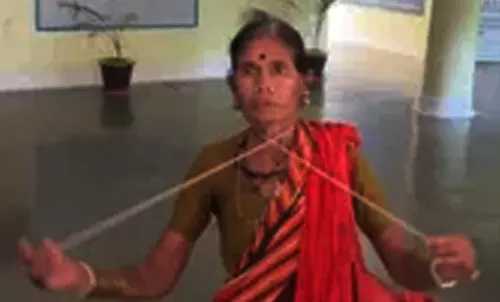 गले में रस्सी फंसाकर कलेक्टर के पास पहुंची महिला, मचा हड़कंप