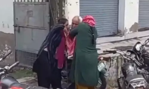बेटियों ने बुजुर्ग पिता को सरेआम पीटा, वीडियो वायरल बेटियों ने बुजुर्ग पिता को सरेआम पीटा, वीडियो वायरल