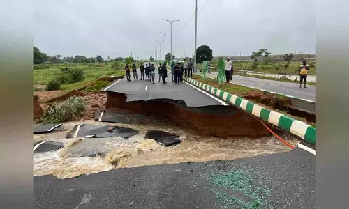 Jadcherla और महबूबनगर में भारी बारिश, निजी बस बाल-बाल बची दुर्घटना
