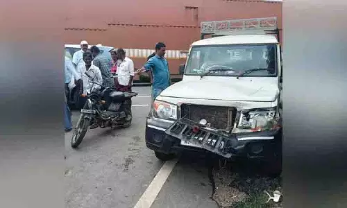 Jogulamba Gadwal में वैन ने दोपहिया वाहन को टक्कर मारी, एक व्यक्ति की मौत, दूसरा घायल