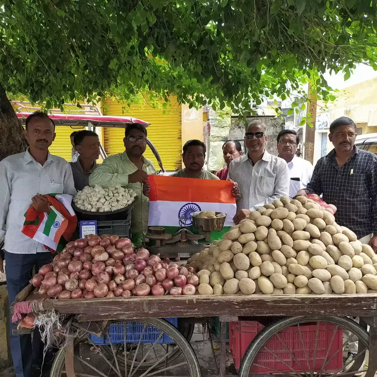 Auraiya: तिरंगा वितरण कर संस्था ने दिया देशभक्ति संदेश