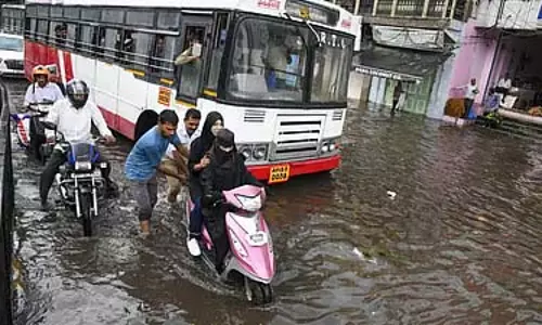 Andhra : भारी बारिश से विजयवाड़ा में पानी भरा, एक की मौत