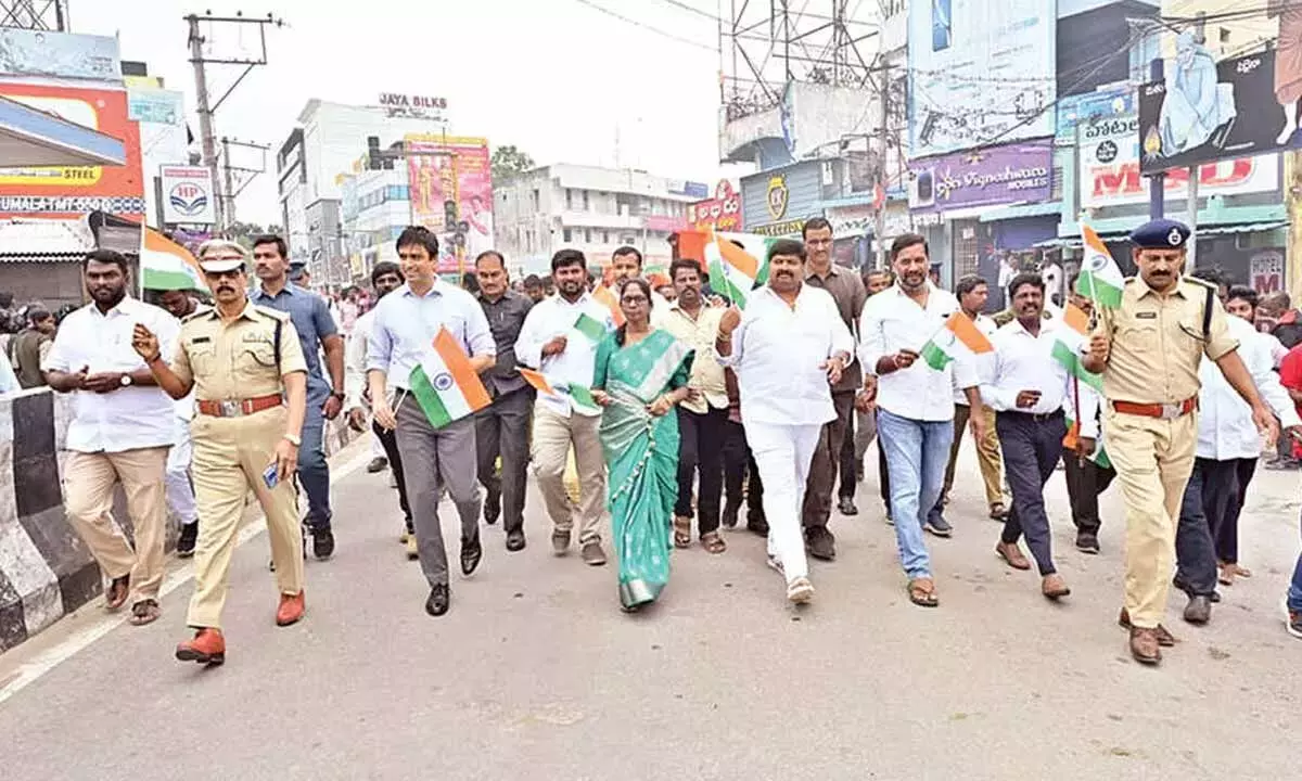 Andhra: युवाओं से नशे से दूर रहकर राष्ट्र निर्माण में सहयोग करने का आह्वान Andhra: युवाओं से नशे से दूर रहकर राष्ट्र निर्माण में सहयोग करने का आह्वान