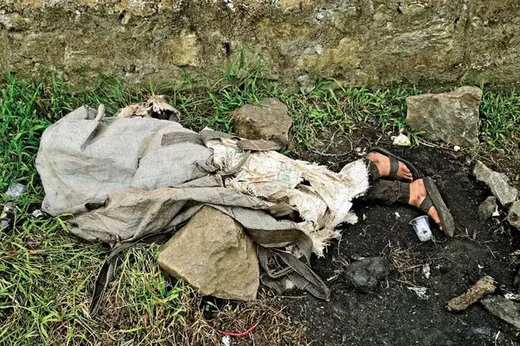 बोरे में लाश की चेतावनी के बाद Kerala पुलिस ने नशे में धुत्त व्यक्ति को सोते हुए पाया बोरे में लाश की चेतावनी के बाद Kerala पुलिस ने नशे में धुत्त व्यक्ति को सोते हुए पाया