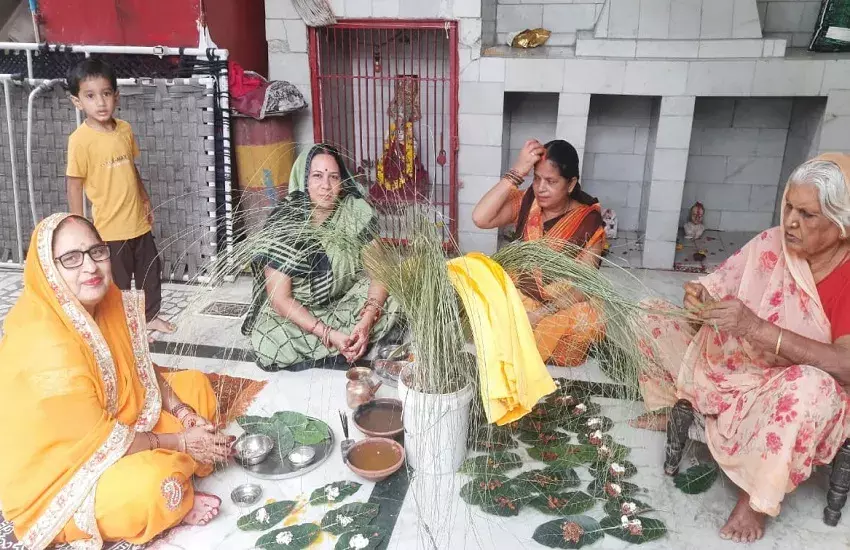 Mirzapur: माताओं ने ललही छठ पर संतानों के मंगल की कामना की