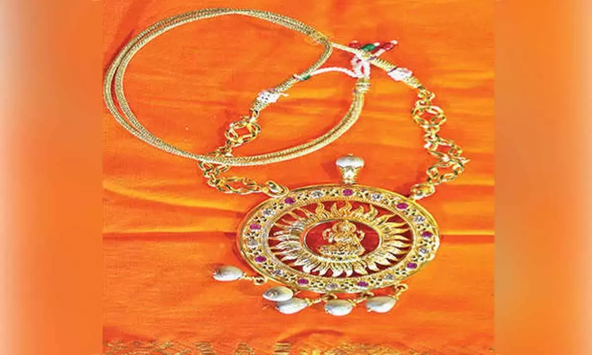 Andhra: भगवान को स्वर्ण लक्ष्मी पेंडेंट दान किया गया