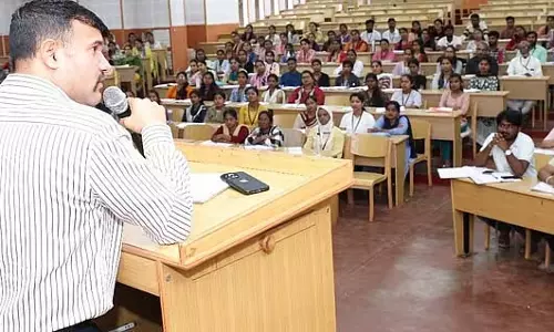 उच्च पद का लक्ष्य रखें: रवि डी. चन्ननवर की छात्रों को सलाह उच्च पद का लक्ष्य रखें: रवि डी. चन्ननवर की छात्रों को सलाह