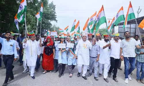 Jaipur: संसदीय कार्य मंत्री के नेतृत्व में जोधपुर के लूणी में भव्य तिरंगा यात्रा हुई आयोजित Jaipur: संसदीय कार्य मंत्री के नेतृत्व में जोधपुर के लूणी में भव्य तिरंगा यात्रा हुई आयोजित
