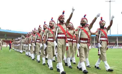 Jalandhar और नवांशहर के डीसी ने फुल ड्रेस रिहर्सल के दौरान फहराया तिरंगा Jalandhar और नवांशहर के डीसी ने फुल ड्रेस रिहर्सल के दौरान फहराया तिरंगा