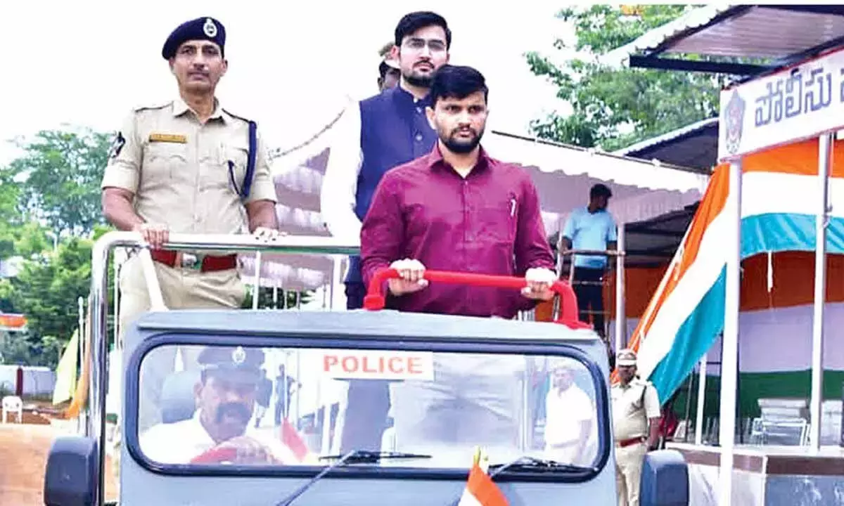 स्वतंत्रता दिवस समारोह के लिए भव्य व्यवस्था करें अधिकारी: Collector