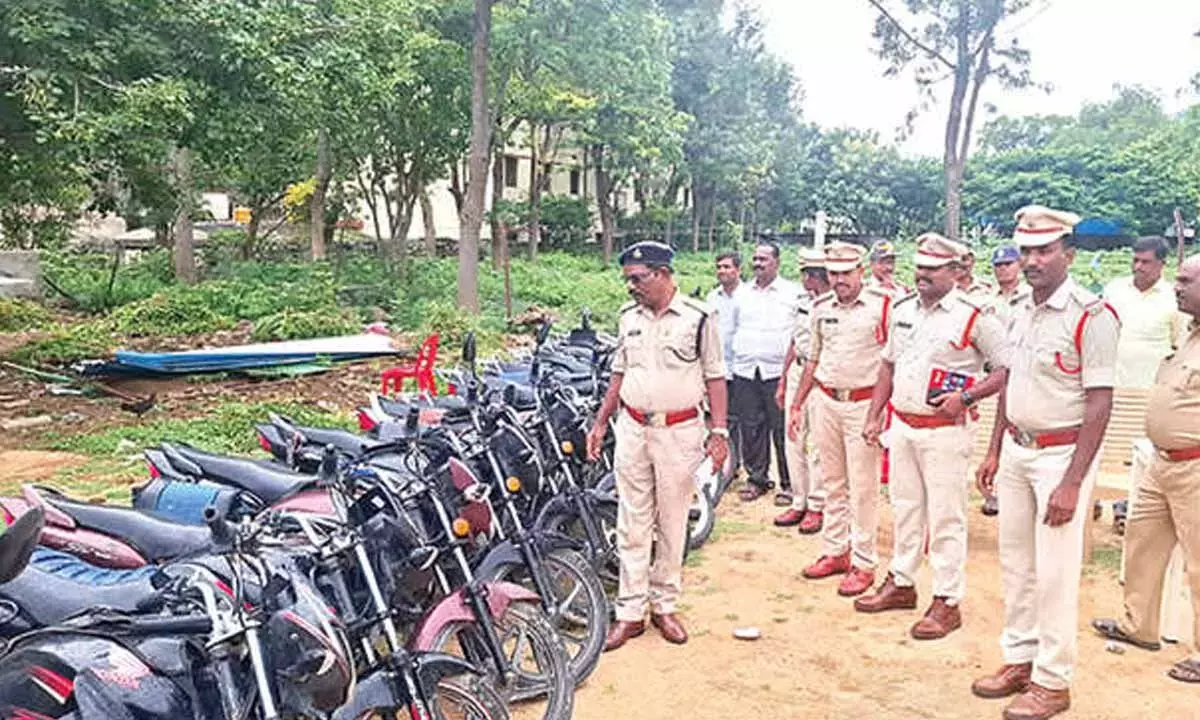 Andhra: एक गिरफ्तार, 18.6 लाख रुपये की मोटरसाइकिलें बरामद Andhra: एक गिरफ्तार, 18.6 लाख रुपये की मोटरसाइकिलें बरामद