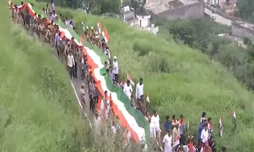 Rajouri में 2 किलोमीटर लंबे राष्ट्रीय ध्वज के साथ तिरंगा रैली का आयोजन