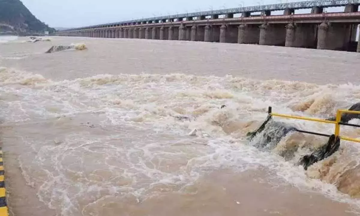 Andhra: बारिश के बीच विजयवाड़ा में प्रकाशम बैराज में बाढ़ का प्रवाह बढ़ा