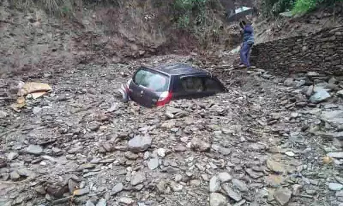 Kullu के अन्नी इलाके में बादल फटने से कई गाड़ियां बह गईं