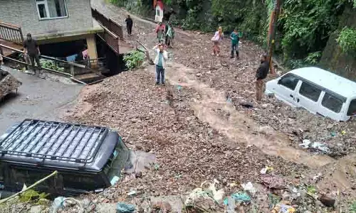 Himachal में भारी बारिश से बाढ़, 300 सड़कें बंद, दिल्ली में जलभराव Himachal में भारी बारिश से बाढ़, 300 सड़कें बंद, दिल्ली में जलभराव