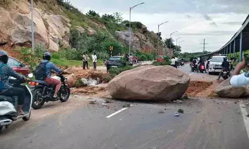 Manchirevula सर्विस रोड पर विशाल चट्टान गिरने से वाहनों की आवाजाही बाधित Manchirevula सर्विस रोड पर विशाल चट्टान गिरने से वाहनों की आवाजाही बाधित