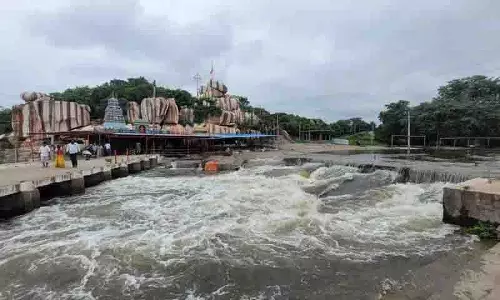भारी बाढ़ के कारण एडुपायला Sri Vanadurga Bhavani मंदिर को बंद करना पड़ा