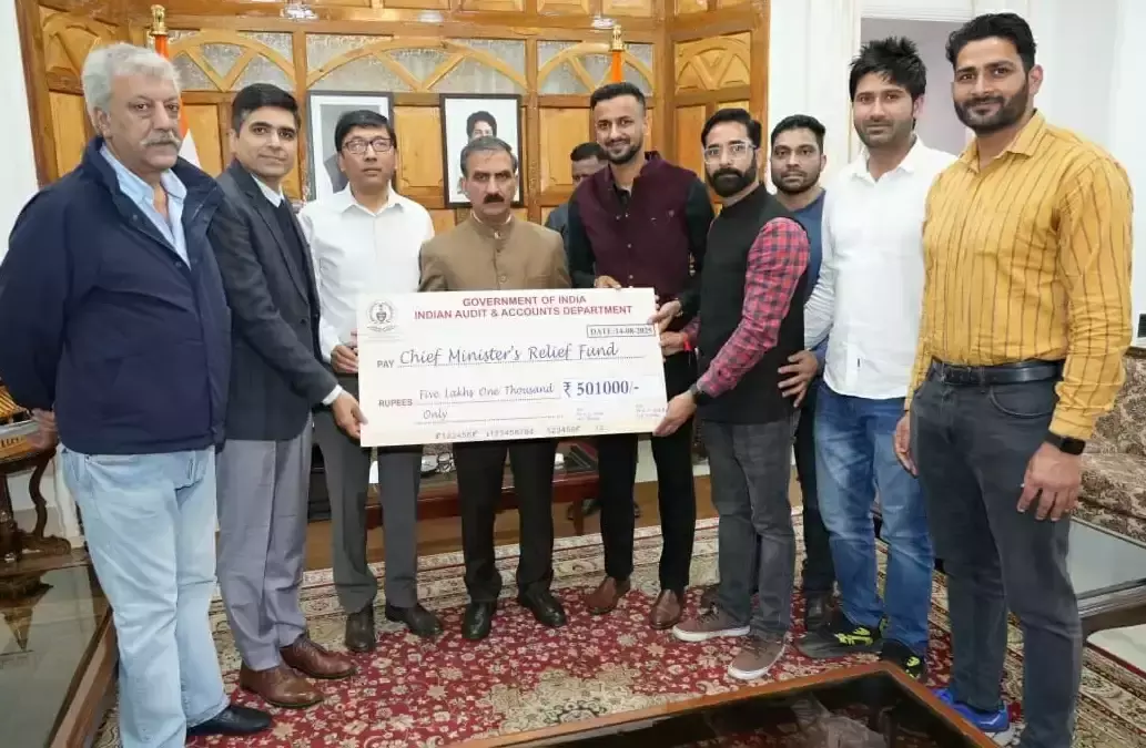 Shimla: राहत कोष में महालेखाकार कार्यालय का आर्थिक सहयोग Shimla: राहत कोष में महालेखाकार कार्यालय का आर्थिक सहयोग