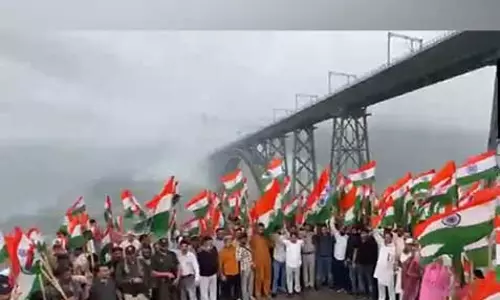 Reasi में स्थानीय निवासियों ने चिनाब पुल के पास तिरंगा रैली निकाली