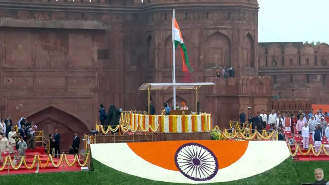 Independence Day 2025 : लाल किले में पीएम मोदी ने फहराया तिरंगा Independence Day 2025 : लाल किले में पीएम मोदी ने फहराया तिरंगा
