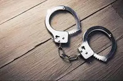 Tamil Nadu : सड़क किनारे खड़ी ट्रक चोरी करने के आरोप में युवक गिरफ्तार Tamil Nadu : सड़क किनारे खड़ी ट्रक चोरी करने के आरोप में युवक गिरफ्तार