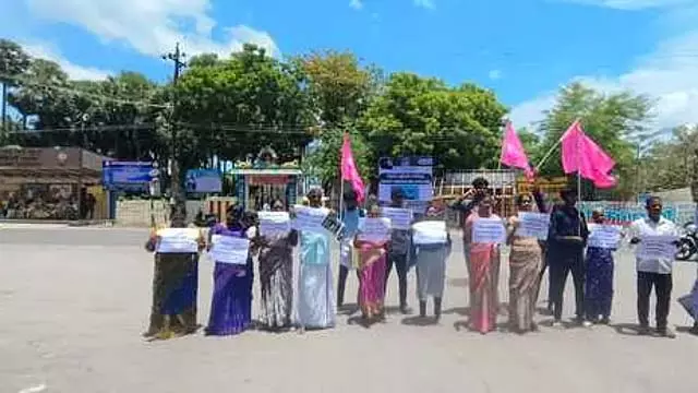 Tamil Nadu : मछुआरों ने घटिया मोटरबोट बनाने वाली कंपनी के खिलाफ कार्रवाई की मांग Tamil Nadu : मछुआरों ने घटिया मोटरबोट बनाने वाली कंपनी के खिलाफ कार्रवाई की मांग