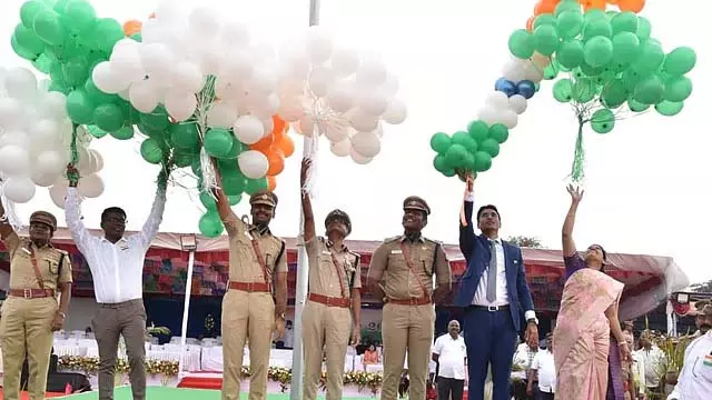 Tirupur में कलेक्टर ने फहराया राष्ट्रीय ध्वज Tirupur में कलेक्टर ने फहराया राष्ट्रीय ध्वज