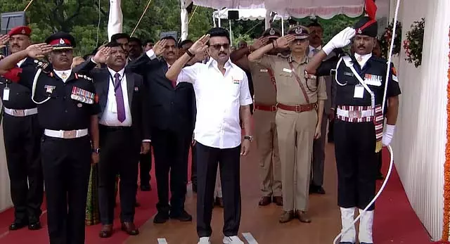 Tamil Nadu : मुख्यमंत्री स्टालिन ने किले की प्राचीर पर राष्ट्रीय ध्वज फहराया Tamil Nadu : मुख्यमंत्री स्टालिन ने किले की प्राचीर पर राष्ट्रीय ध्वज फहराया