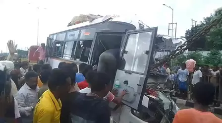 बस हादसा, 10 यात्रियों की मौत हुई, देखें मंजर बस हादसा, 10 यात्रियों की मौत हुई, देखें मंजर