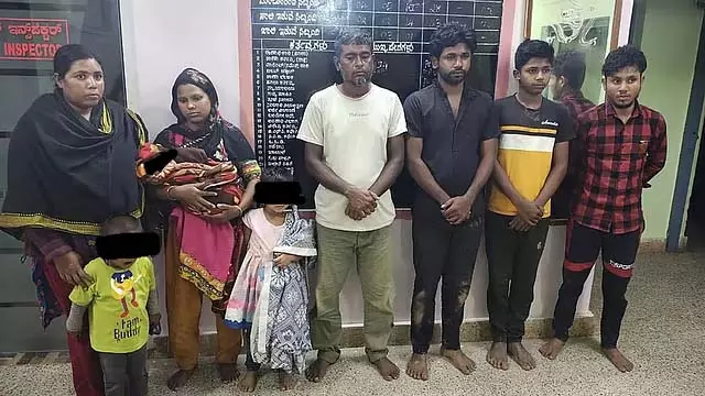 Kolar : पांच बच्चों समेत 12 बांग्लादेशी गिरफ्तार Kolar : पांच बच्चों समेत 12 बांग्लादेशी गिरफ्तार