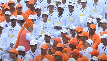 103 मिनट का लंबा भाषण देने के बाद एनसीसी कैडेट्स से मिले पीएम मोदी, उत्साहित युवा बोले- हमारे लिए ये अविस्मरणीय 103 मिनट का लंबा भाषण देने के बाद एनसीसी कैडेट्स से मिले पीएम मोदी, उत्साहित युवा बोले- हमारे लिए ये अविस्मरणीय