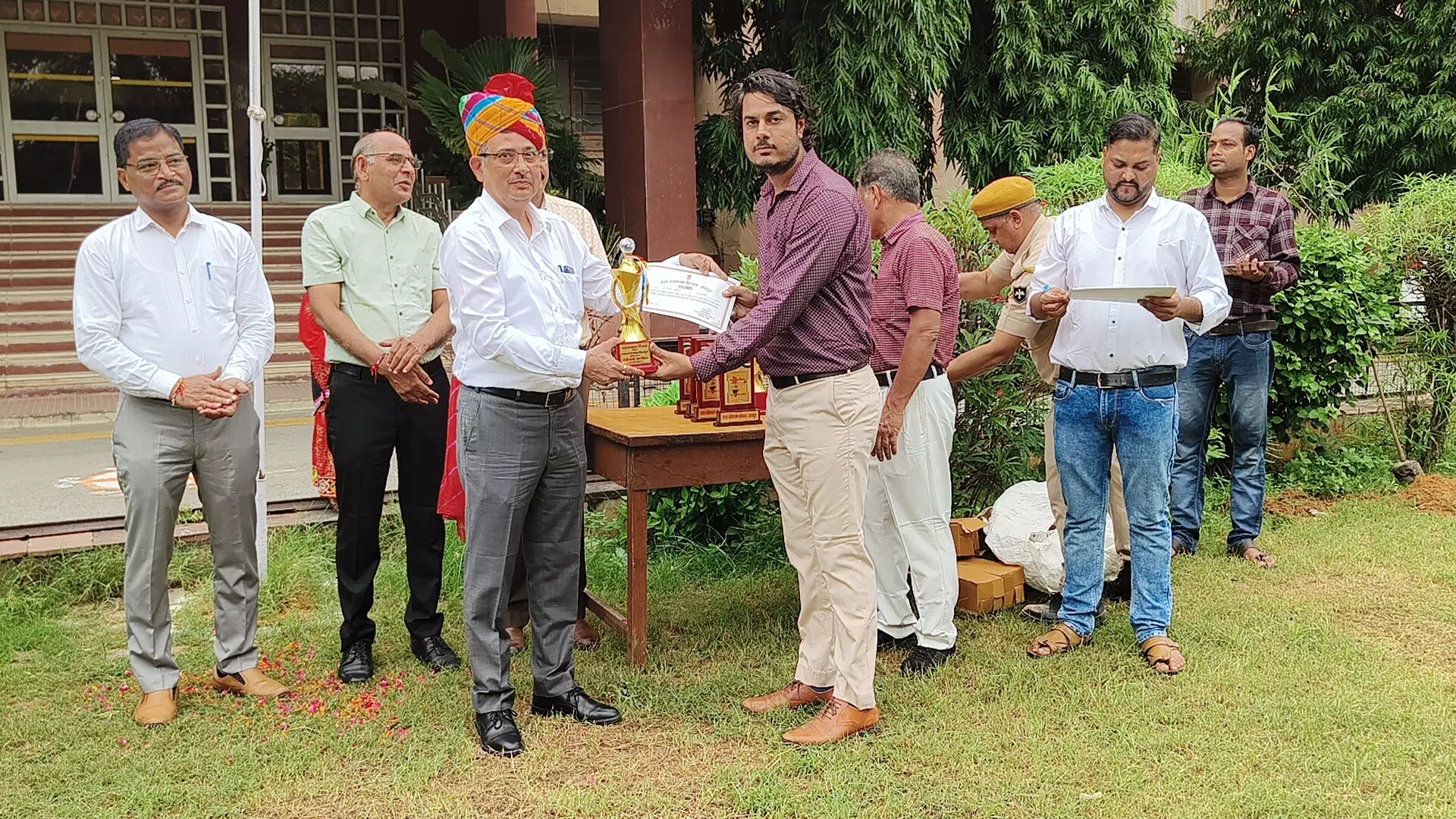 Jaipur: उत्कृष्ट कार्यों के लिए अधिकारियों-कर्मचारियों का सम्मान Jaipur: उत्कृष्ट कार्यों के लिए अधिकारियों-कर्मचारियों का सम्मान