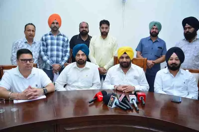 Punjab: सरकार द्वारा कर्मचारियों की मांगें स्वीकार करने के बाद बिजली यूनियनों ने हड़ताल वापस ली Punjab: सरकार द्वारा कर्मचारियों की मांगें स्वीकार करने के बाद बिजली यूनियनों ने हड़ताल वापस ली