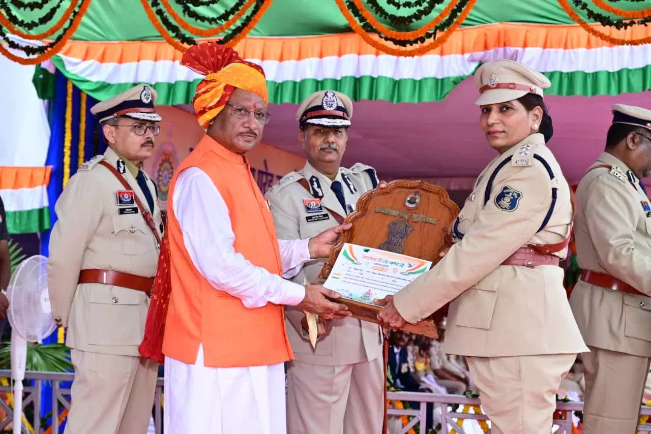 35 अधिकारी और जवान पुलिस पदकों से सम्मानित हुए 35 अधिकारी और जवान पुलिस पदकों से सम्मानित हुए
