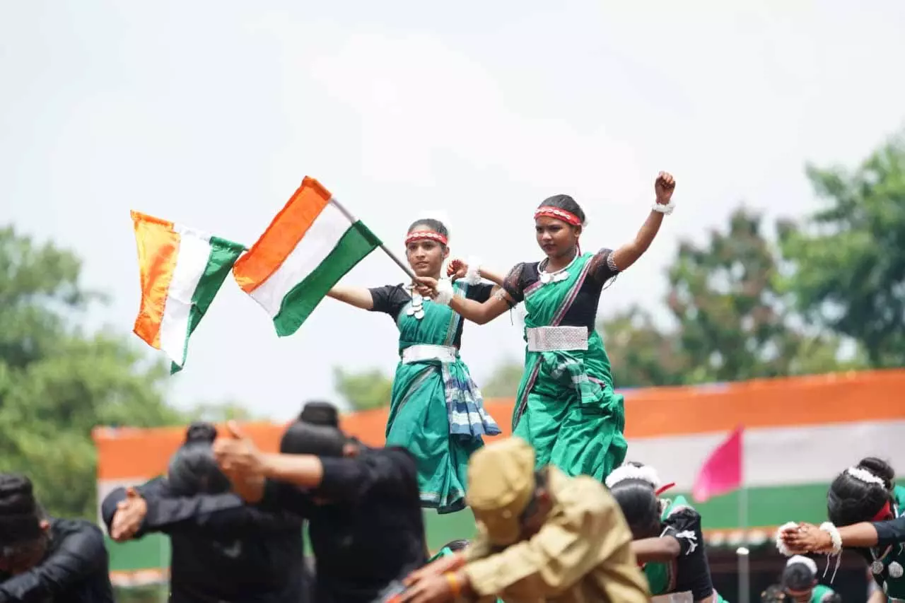 स्वतंत्रता दिवस समारोह : शालेय विद्यार्थियों की सांस्कृतिक प्रस्तुतियों ने बांधा समां स्वतंत्रता दिवस समारोह : शालेय विद्यार्थियों की सांस्कृतिक प्रस्तुतियों ने बांधा समां