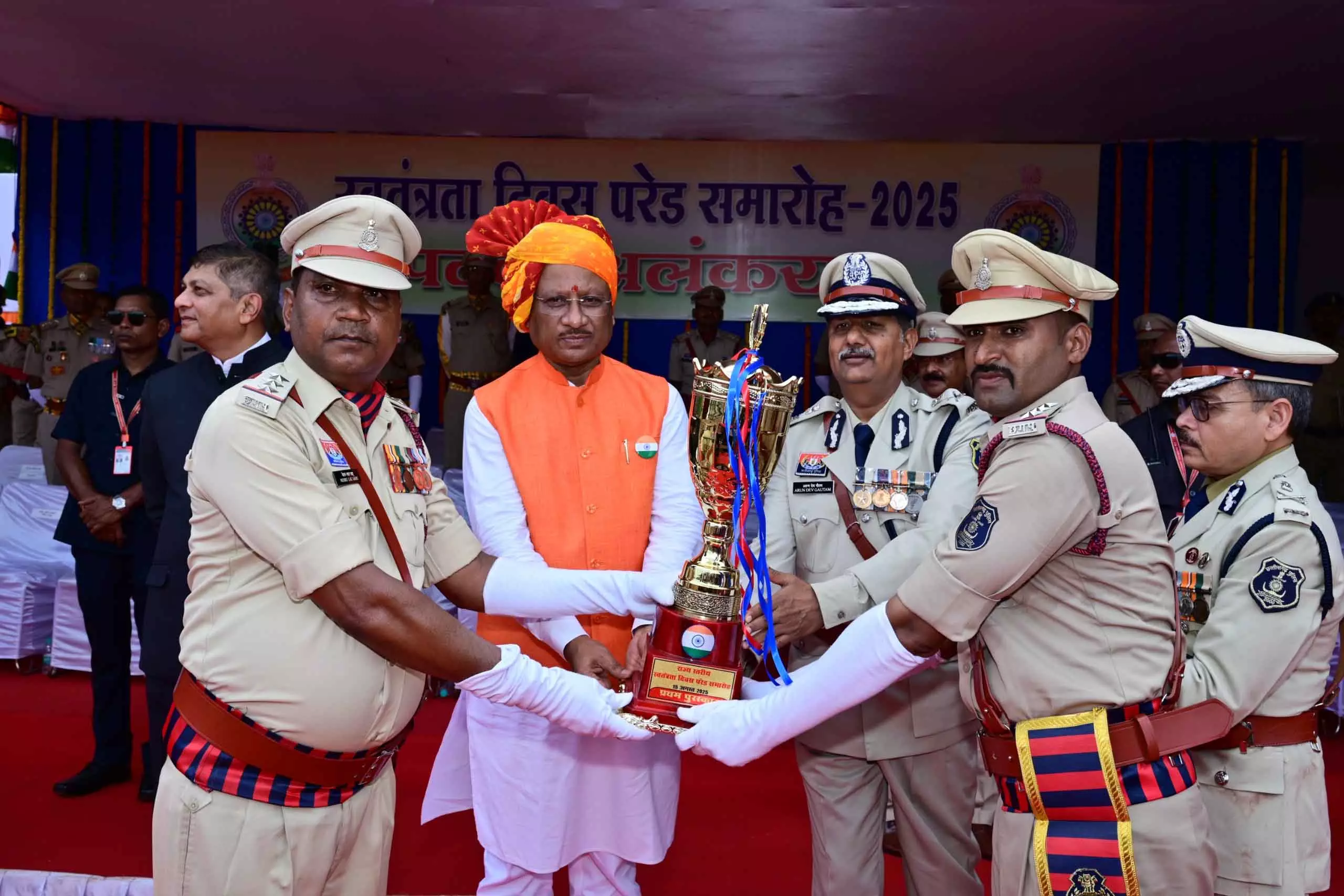17 प्लाटून ने परेड में किया आकर्षक मार्च पास्ट, उत्कृष्ट दल हुए पुरस्कृत 17 प्लाटून ने परेड में किया आकर्षक मार्च पास्ट, उत्कृष्ट दल हुए पुरस्कृत