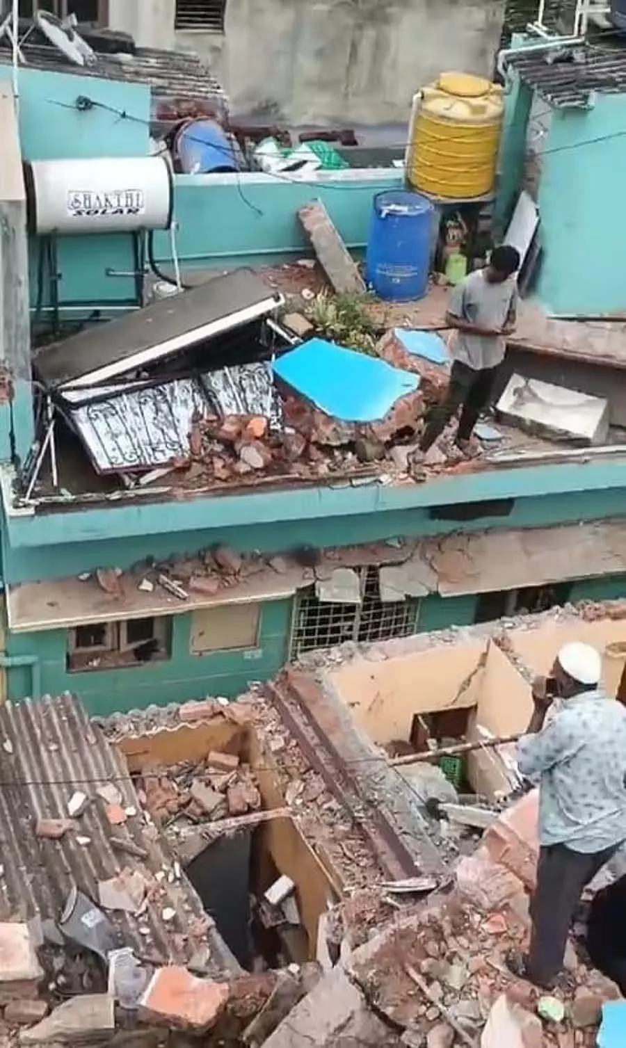 विल्सन गार्डन में रहस्यमय विस्फोट: लड़के की मौत, कई घायल विल्सन गार्डन में रहस्यमय विस्फोट: लड़के की मौत, कई घायल