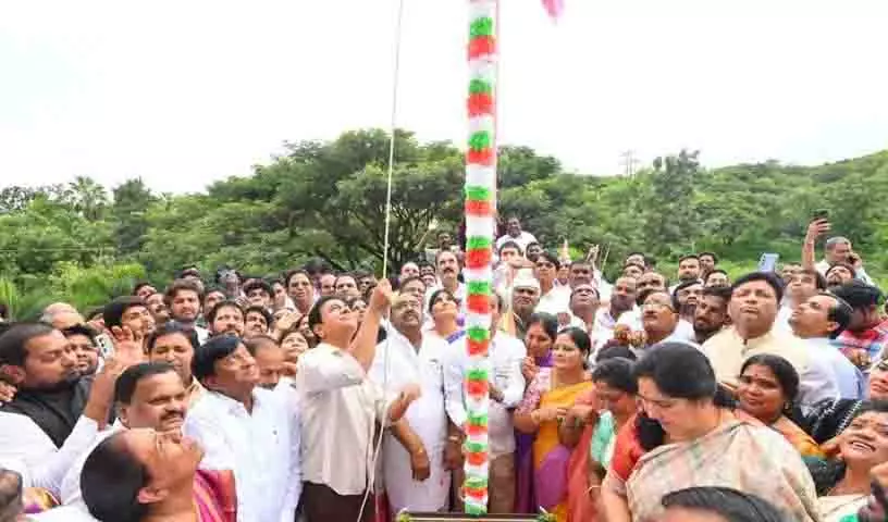 KTR ने तेलंगाना भवन पर तिरंगा फहराया, BRS की प्रगति को खत्म करने के लिए कांग्रेस की आलोचना की KTR ने तेलंगाना भवन पर तिरंगा फहराया, BRS की प्रगति को खत्म करने के लिए कांग्रेस की आलोचना की