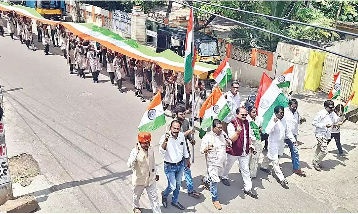 Andhra: देशभक्ति का संदेश देने के लिए 900 फुट लंबी तिरंगा रैली Andhra: देशभक्ति का संदेश देने के लिए 900 फुट लंबी तिरंगा रैली