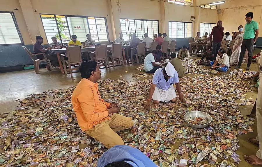 Ugargol : यल्लाम्मना गुड्डु में ₹76.60 लाख का दान एकत्र किया Ugargol : यल्लाम्मना गुड्डु में ₹76.60 लाख का दान एकत्र किया