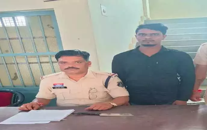 फरारी काट रहा बदमाश गिरफ्तार, होटल मालिक के साथ किया था मारपीट फरारी काट रहा बदमाश गिरफ्तार, होटल मालिक के साथ किया था मारपीट