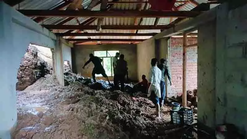 Sirmaur में भारी बारिश से भूस्खलन, जनजीवन अस्त-व्यस्त Sirmaur में भारी बारिश से भूस्खलन, जनजीवन अस्त-व्यस्त