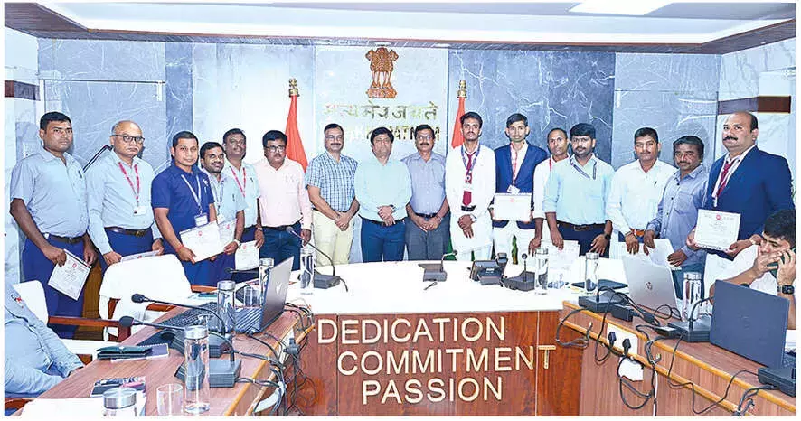DRM ने असाधारण सतर्कता के लिए रेलवे कर्मचारियों को सम्मानित किया DRM ने असाधारण सतर्कता के लिए रेलवे कर्मचारियों को सम्मानित किया