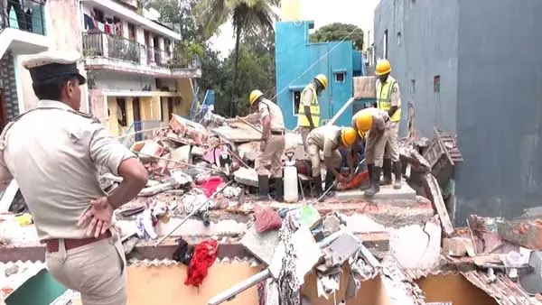 बच्चे की मौत, 12 लोग घायल...जानें इलाके में अफरा-तफरी क्यों मची? बच्चे की मौत, 12 लोग घायल...जानें इलाके में अफरा-तफरी क्यों मची?
