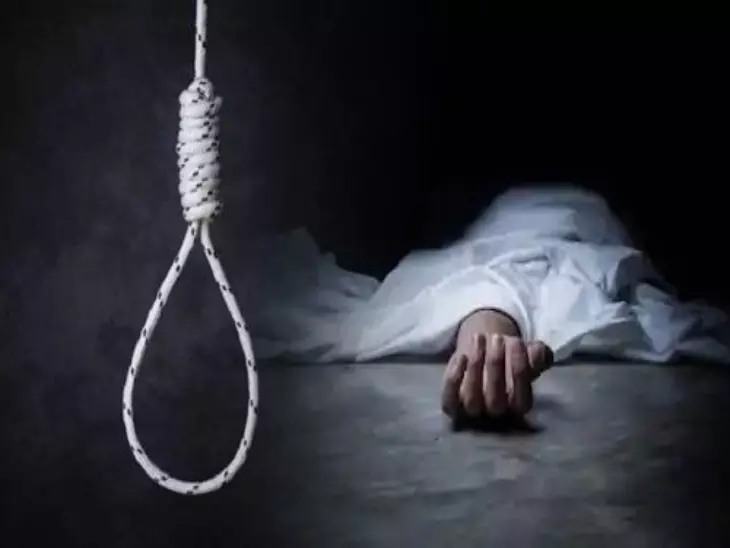 Mirzapur: घर में मिला अधेड़ का लटकता शव, जांच में जुटी पुलिस टीम Mirzapur: घर में मिला अधेड़ का लटकता शव, जांच में जुटी पुलिस टीम