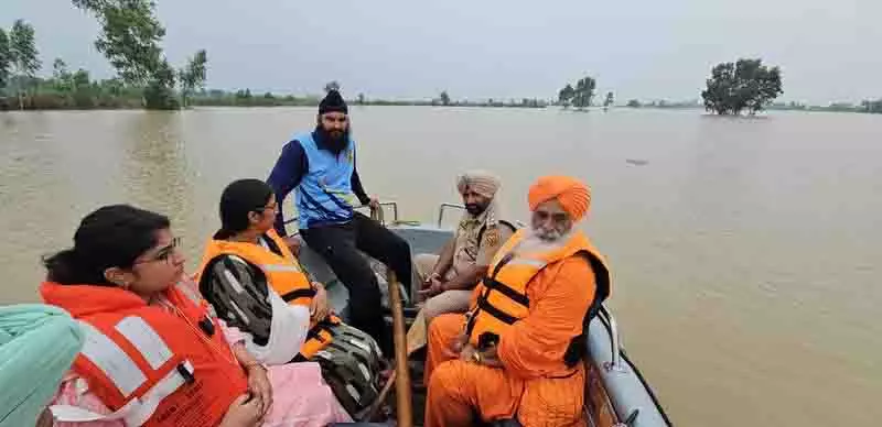 Sultanpur Lodhi में ब्यास नदी का जलस्तर बढ़ने पर आपदा प्रतिक्रिया बल ने बचाव और राहत कार्य शुरू Sultanpur Lodhi में ब्यास नदी का जलस्तर बढ़ने पर आपदा प्रतिक्रिया बल ने बचाव और राहत कार्य शुरू