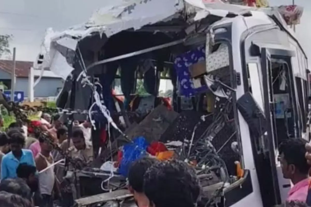 West Bengal: बस के खड़े ट्रक से टकराने से 10 लोगों की मौत, 35 घायल West Bengal: बस के खड़े ट्रक से टकराने से 10 लोगों की मौत, 35 घायल