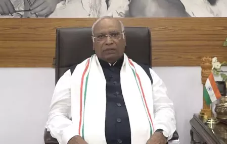मल्लिकार्जुन खड़गे का केंद्र सरकार पर हमला, बोले- यह चुनाव जीतने का नहीं, लोकतंत्र बचाने की लड़ाई मल्लिकार्जुन खड़गे का केंद्र सरकार पर हमला, बोले- यह चुनाव जीतने का नहीं, लोकतंत्र बचाने की लड़ाई